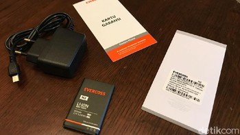 Perlengkapan yang diberikan dalam kemasan penjualan, charger, baterai, buku petunjuk dan kartu garansi. (Foto: detikINET/Adi Fida Rahman)