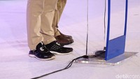 Sepatu berwarna hitam dengan sol putih tersebut merupakan hasil produk UMKM 910.