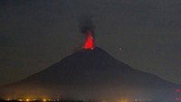 Gunung Sinabung difoto dari Desa Beganding di Karo pada 2 Mei 2017 (Foto: AFP/Getty Images)