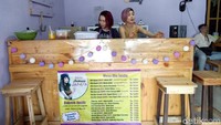 Kedua janda cantik nan seksi setiap hari mengelola kedainya tanpa dibantu karyawan karena memang belum memiliki. detikcom menemui keduannya di kedai mililknya, Rabu siang.