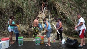 Foto : Kesulitan Warga Puerto Rico Mendapatkan Air Bersih
