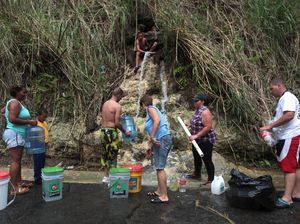 Foto : Kesulitan Warga Puerto Rico Mendapatkan Air Bersih
