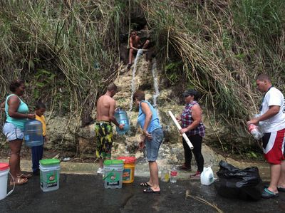 Foto : Kesulitan Warga Puerto Rico Mendapatkan Air Bersih
