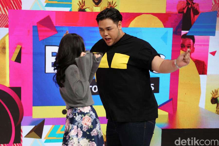 CieIvan Gunawan Beri Cincin ke Ayu Ting Ting, Dilamar?