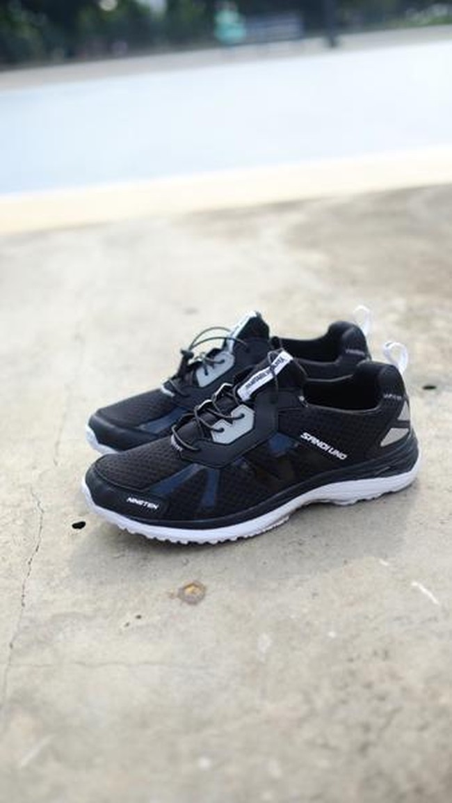 Sepatu bermerek SandiUno dengan seri 910 dirilis saat kampanye Jakarta Berlari pada awal Februari 2017 lalu jelang berakhirnya masa kampanye Cagub dan Cawagub. Foto: Dok. Jakarta Berlari