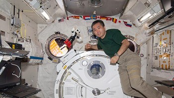 Kirobo saat di ISS dengan astronot asal Jepang. (Foto: internet)