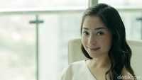Ia terlihat cantik menawan dengan busana putih.