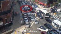 Di bagian lain Amerika Serikat, kemacetan yang sama juga menunjukkan bahwa warga setempat belum bisa menunjukkan respek terhadap mobil ambulans yang sudah meraung-raung kencang. Foto: Youtube/Heavy Broadcast