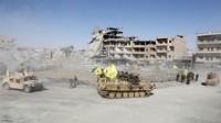 SDF yang didukung koalisi pimpinan AS kini membersihkan ranjau di sejumlah lokasi bekas markas ISIS. Foto: REUTERS/Erik De Castro