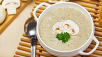 Bagi penyuka jamur, bisa menikmati olahan sup jamur yang gurih. Cara bikinnya juga mudah, kurang dari 20 menit. Tinggal mencampurkan jamur champignon, bawang putih, bawang bombay, krim, susu, dan mentega. Lengkapi dengan garnish oregano.