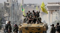 Pasukan Demokratik Suriah (SDF) yang terdiri atas milisi Kurdi dan Arab menyatakan pertempuran melawan ISIS di Raqqa telah berakhir. Foto: REUTERS/Erik De Castro