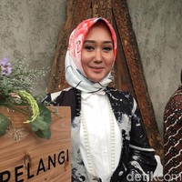 Dian Pelangi bercerita kalau koleksi yang ditampilkan di Paris, Prancis, dipersiapkan dalam waktu singkat sekitar tiga minggu.  Foto: Dok. Arina Yulistara/Wolipop