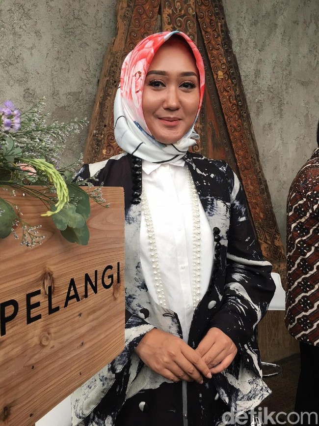 Dian Pelangi bercerita kalau koleksi yang ditampilkan di Paris, Prancis, dipersiapkan dalam waktu singkat sekitar tiga minggu.  Foto: Dok. Arina Yulistara/Wolipop