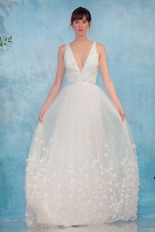 Gaun cantik keluaran Theia ini dilengkapi dengan aplikasi bunga-bunga. Cantik pula dikenakan dengan veil agar terlihat lebih anggun. (Foto: Getty Images)