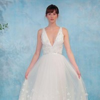 Gaun cantik keluaran Theia ini dilengkapi dengan aplikasi bunga-bunga. Cantik pula dikenakan dengan veil agar terlihat lebih anggun. (Foto: Getty Images)