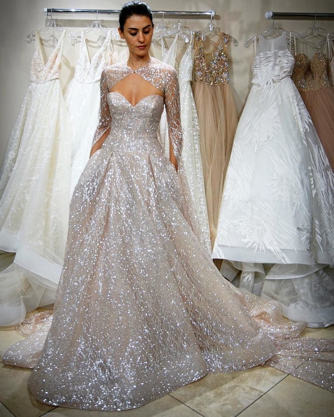 Selain dengan potongan ballgown, Anda bisa terlihat seperti princess dengan detail taburan kristal. Gaun pengantin keluaran Lazaro ini patut jadi inspirasinya. (Foto: Instagram)