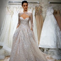 Selain dengan potongan ballgown, Anda bisa terlihat seperti princess dengan detail taburan kristal. Gaun pengantin keluaran Lazaro ini patut jadi inspirasinya. (Foto: Instagram)