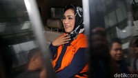 Bunda Sitha juga ditetapkan sebagai tersangka dalam kasus ini. Penetapan tersangka terhadap Bunda Sitha dilakukan setelah pemeriksaan 1 x 24 jam pasca-operasi tangkap tangan (OTT) yang dilakukan di Balai Kota Tegal, Selasa (29/8/2017).
