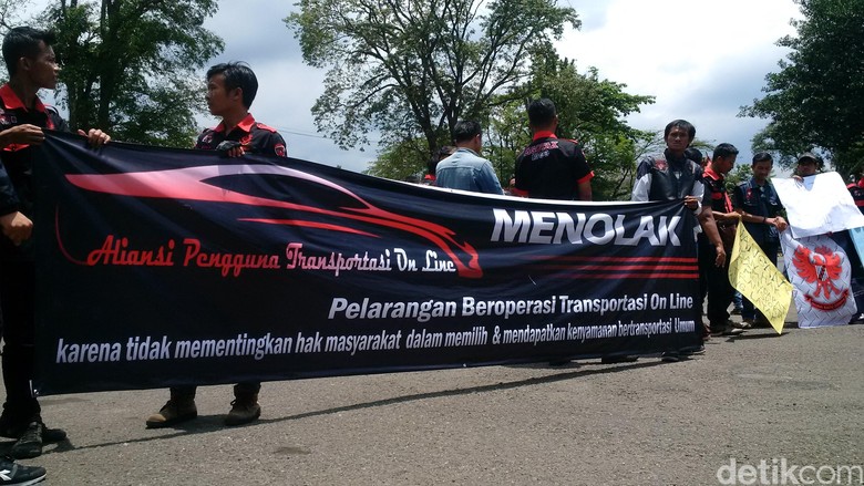 Warga Gelar Demo di Gedung Sate Dukung Transportasi Online Warga Gelar Demo di Gedung Sate Dukung Transportasi Online