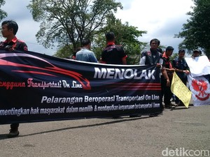 Warga Gelar Demo di Gedung Sate Dukung Transportasi Online