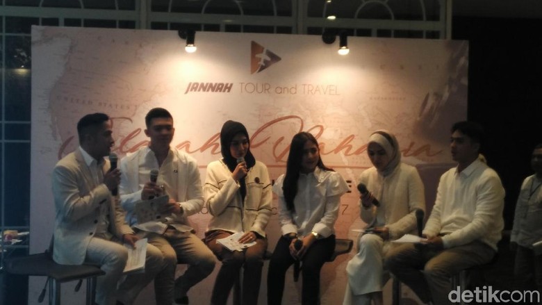 Irwansyah dan rekan-rekan artis di peluncuran Jannah Tour and Travel (Wahyu/detikTravel) Irwansyah dan rekan-rekan artis di peluncuran Jannah Tour and Travel (Wahyu/detikTravel)