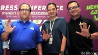 (Ki-ka) Chairman Jakarta Marathon Sapta Nirwandar, VP Corporate Communications Bank Mandiri Maristella Tri Haryanti, dan CEO Inspiro Ndang Mawardi menggelar jumpa pers terkait Mandiri Jakarta Marathon 2017 di Jakarta, Rabu (18/10).