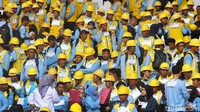 Para pekerja konstruksi mengikuti sertifikasi massal tenaga kerja konstruksi trampil Kementerian PUPR di Gelora Bung Karno, Jakarta, Rabu (18/10).