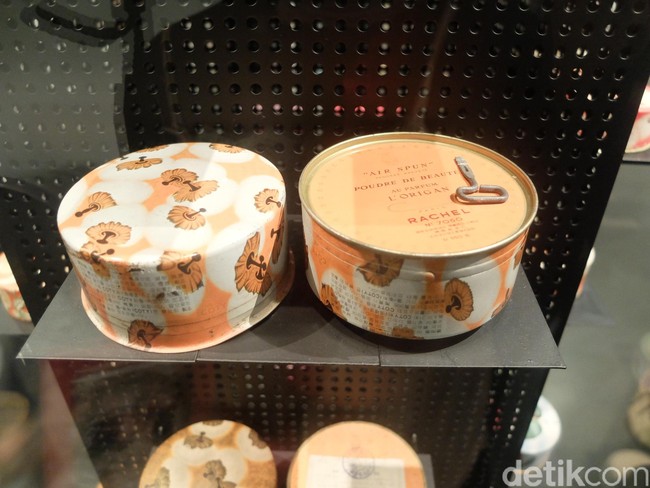 Ini adalah produk bedak tabur Coty Air Spun yang juga milik AmorePacific. Desainnya yang jadul tetap dipertahankan ina kini. Bedak ini kini kembali hits. Foto: Kiki Oktaviani/Wolipop