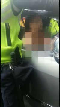 TM bertelanjang dada di dalam mobilnya saat dikepung massa