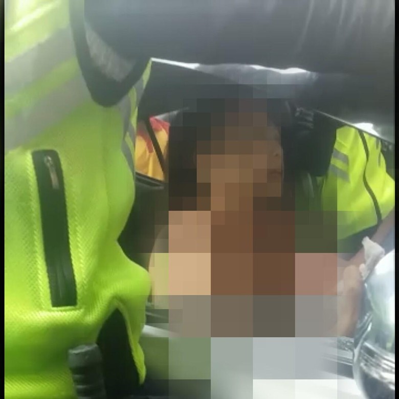 Viral Emak-emak Topless Seruduk Bajaj dan Taksi di Mangga Dua Viral Emak-emak Topless Seruduk Bajaj dan Taksi di Mangga Dua