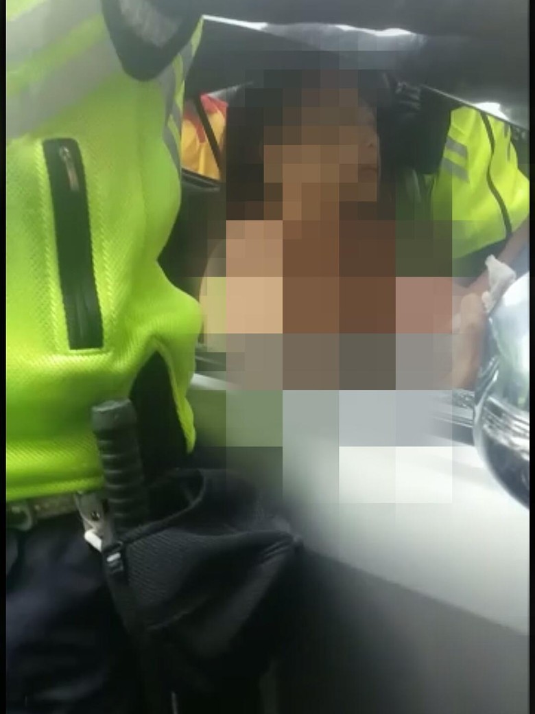 Emak Emak Topless Seruduk Bajaj Dan Taksi Polisi Dia Sakit