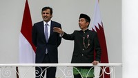 Jokowi berbincang dengan Emir Qatar saat veranda talk (Foto: Reuters/Pool)