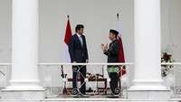Acara dilanjutkan dengan perbincangan di beranda (veranda talk) dan pertemuan bilateral. (Foto: Reuters/Pool)