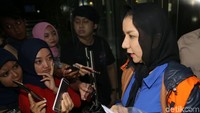 ita memberikan keterangan sebelum meninggalkan gedung KPK.