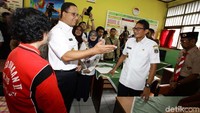 Anies-Sandi meninjau ruang guru SDN 07 Pagi Cawang, Jakarta Timur.