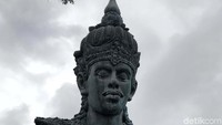 Patung lama akan dibiarkan di tempatnya saat ini.