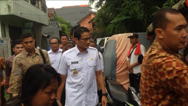 Kedatangan Anies dan Sandi disambut meriah anak-anak SD.