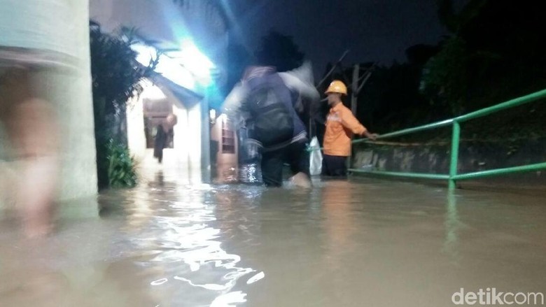Jl Kemang Timur XI Sempat Banjir 70 Cm, Kini Mulai Surut Jl Kemang Timur XI Sempat Banjir 70 Cm, Kini Mulai Surut