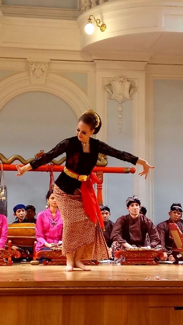 Warga Rusia, Ekaterina Makanina, membawakan tari Jaipong