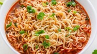 Penggila rasa pedas bisa hangatkan badan dengan mie kuah dengan kuah sriracha yang pedas menyengat. Huahh! Dijamin sangat mengenyangkan.Foto: Istimewa