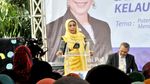 Jilbab Kuning Susi Saat Kuliah Umum di Aceh