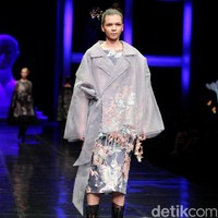 Koleksi terbaru Mel Ahyar yang bertajuk Methapor di LAKME Trend Gala, Ballroom Rizt Calton Pasific Place, Jakarta. Rabu, 18/10/2017. [Foto: Mohammad Abduh/Wolipop]
