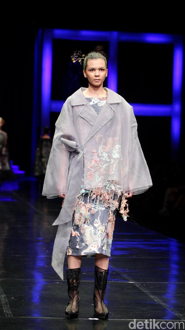 Koleksi terbaru Mel Ahyar yang bertajuk Methapor di LAKME Trend Gala, Ballroom Rizt Calton Pasific Place, Jakarta. Rabu, 18/10/2017. [Foto: Mohammad Abduh/Wolipop]