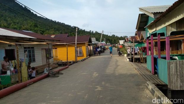 Senangnya Anak Pulau Tiga Karena Listrik Tak Lagi Dibatasi