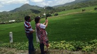 Djarot dan Happy terlihat menikmati suasana liburan mereka. Keduanya asyik berfoto dengan latar belakang pegunungan dan sawah.