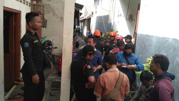 Di rumahnya, korban yang sudah tua ini tinggal seorang diri