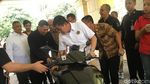 Aksi Jonan Meliuk-liuk Tunggangi Motor Listrik
