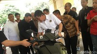 Usai memutari 3 putaran mengelilingi halaman depan, Jonan berhenti tepat di lobi Gedung Heritage. Itulah aksi yang dilakukan mantan Dirut PT KAI ini saat menjajal prototype motor bertenaga listrik Gesits besutan Garansindo dan Universitas Teknologi Sepuluh November (ITS).