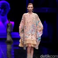 Koleksi terbaru Mel Ahyar yang bertajuk Methapor di LAKME Trend Gala, Ballroom Rizt Calton Pasific Place, Jakarta. Rabu, 18/10/2017. [Foto: Mohammad Abduh/Wolipop]