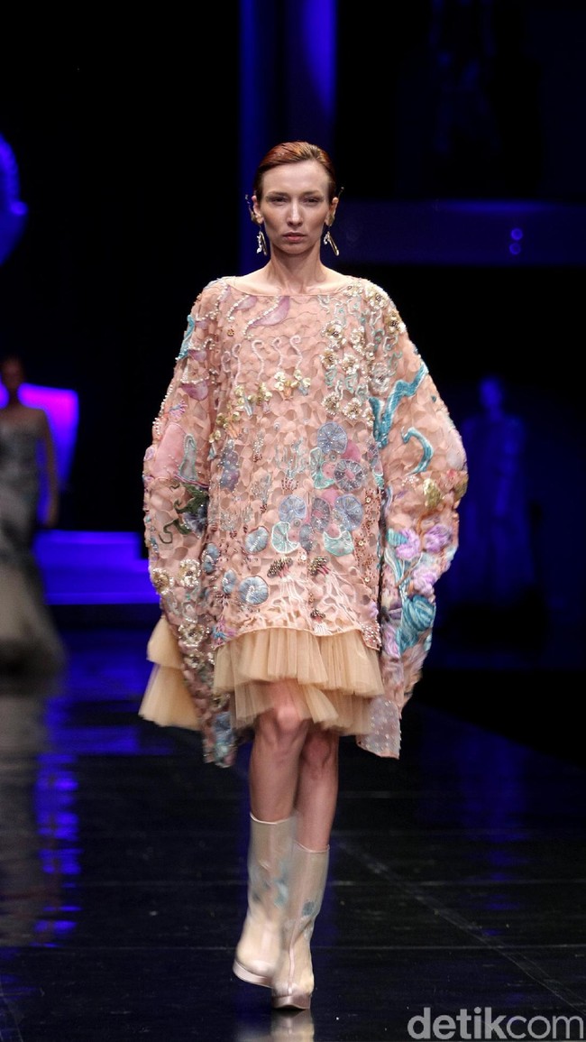 Koleksi terbaru Mel Ahyar yang bertajuk Methapor di LAKME Trend Gala, Ballroom Rizt Calton Pasific Place, Jakarta. Rabu, 18/10/2017. [Foto: Mohammad Abduh/Wolipop]